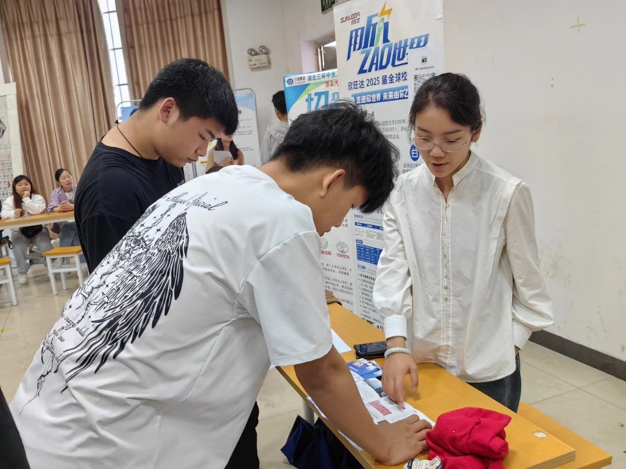信息机电学院举行“生态引领 智创未来“2024年林业智造专业群专场招聘会照片（8）.jpg