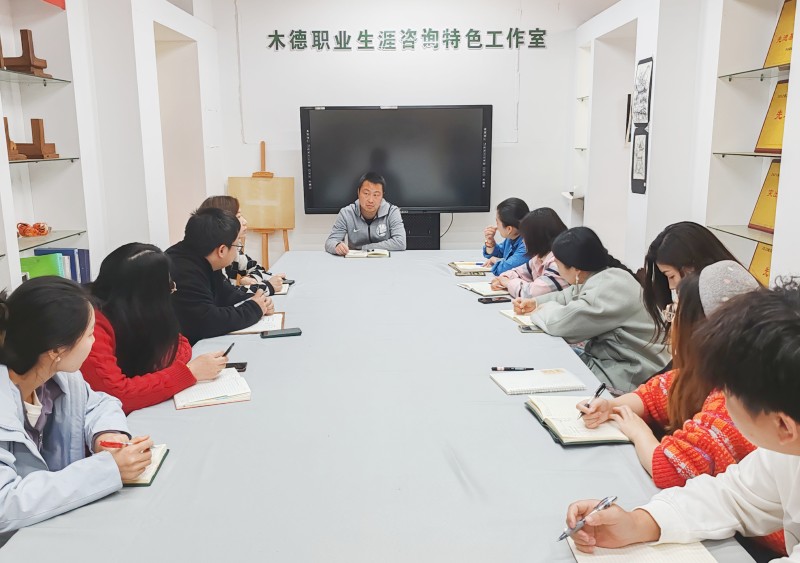 学院召开清明节前学生安全例会照片（1）.jpg