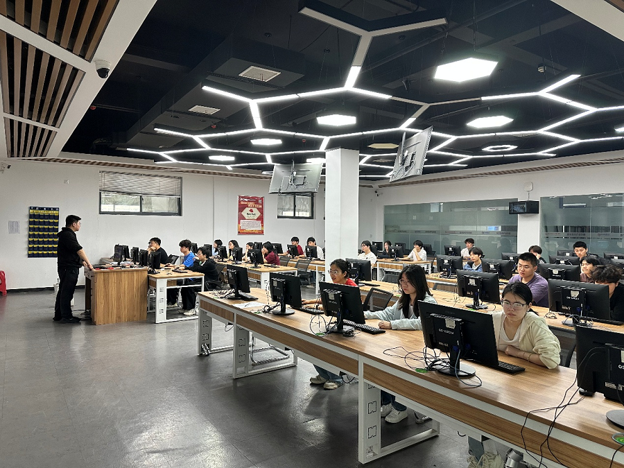 第十五届“新华三杯”全国大学生数字技术大赛预赛在我校成功举办2 - 副本.png